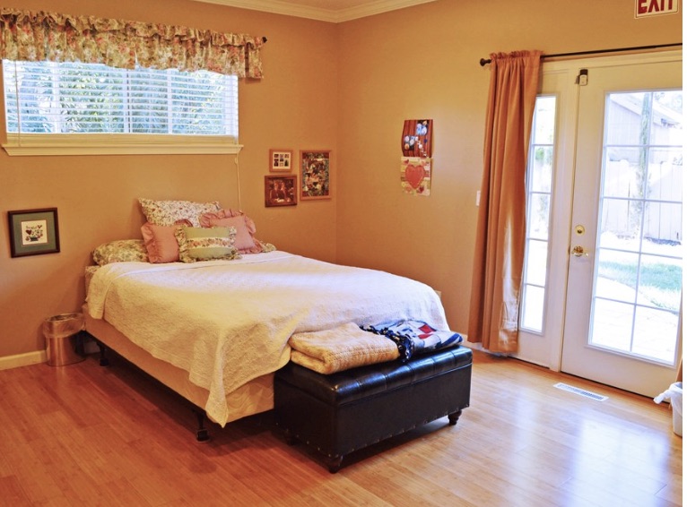 Private bedroom at Peach Pl